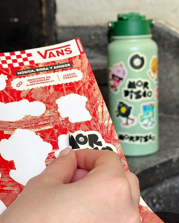 Sticker pegado en termo