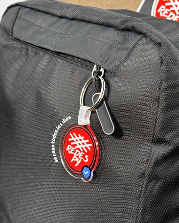 Llavero acrílico Redespy en mochila