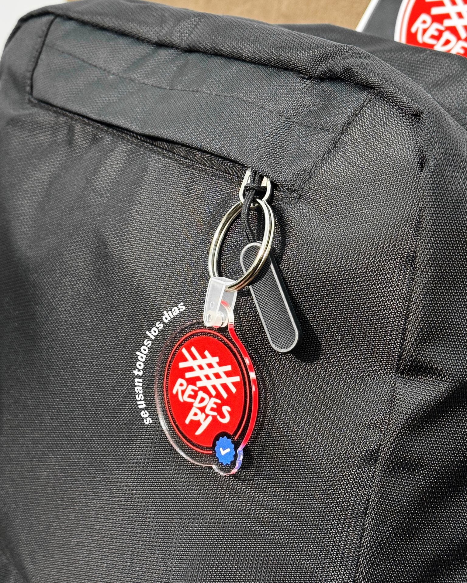 Llavero acrílico Redespy en mochila