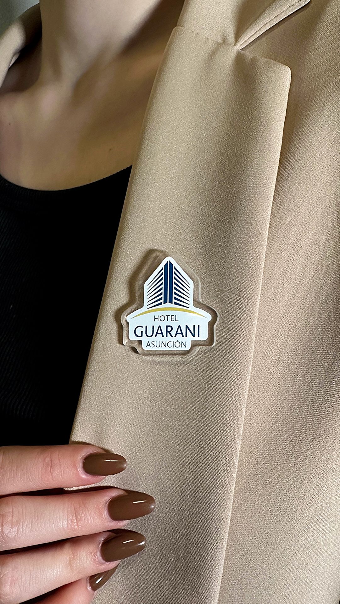 Pin Hotel Guarani en solapa de saco