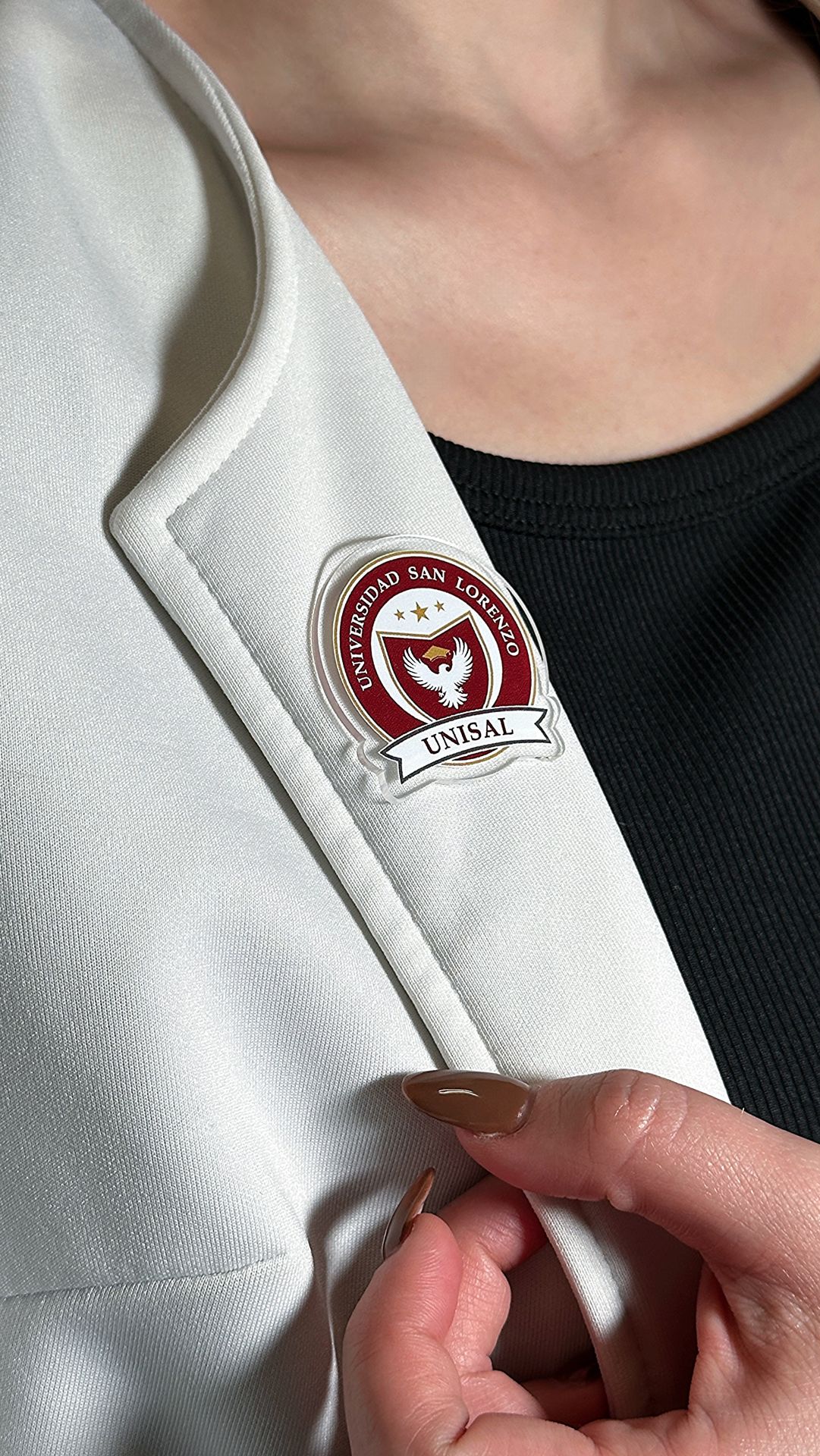 Pin de acrílico Universidad San Lorenzo en blazer