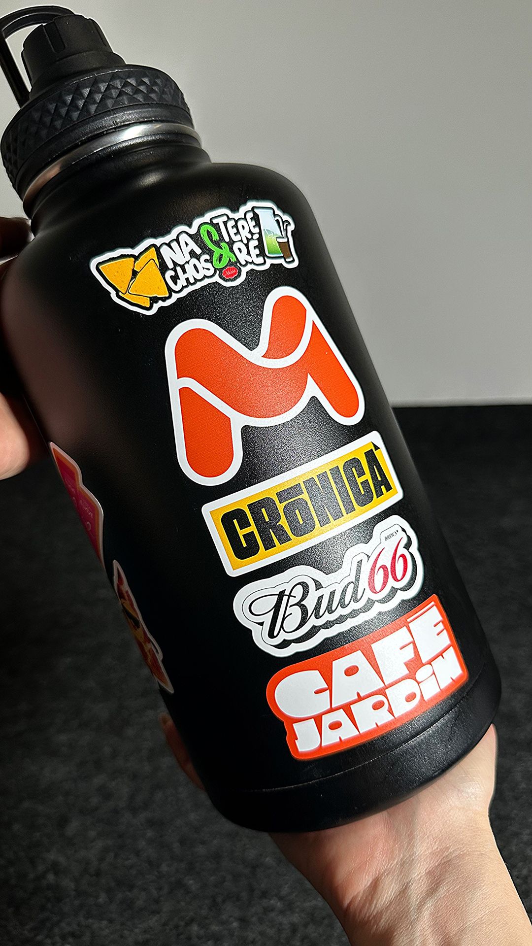 Termo con stickers de varias marcas